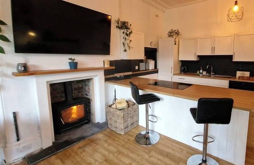 Exeter Apartment | Spacious 2 Bed/Bath Central Apt, Parking & Garden