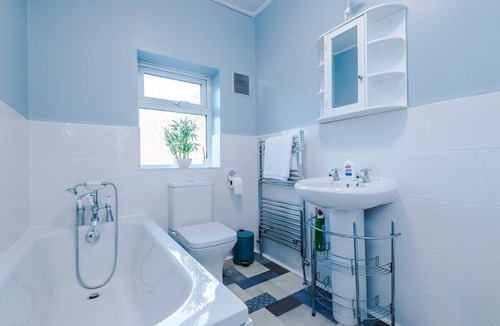 Sutton Coldfield House | Spacious 2 Bed | Contractors+Groups |Free Parking!