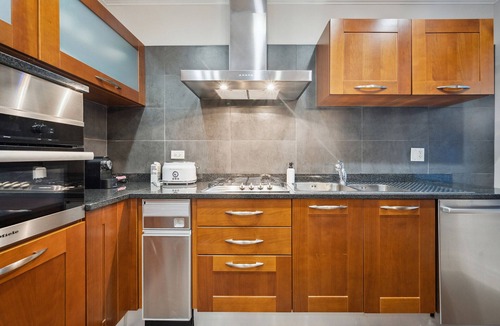Streeterville Apartment | Spacious 2 Bed Downtown Chicago with Housekeeping and Laundry. Dogs Welcome.