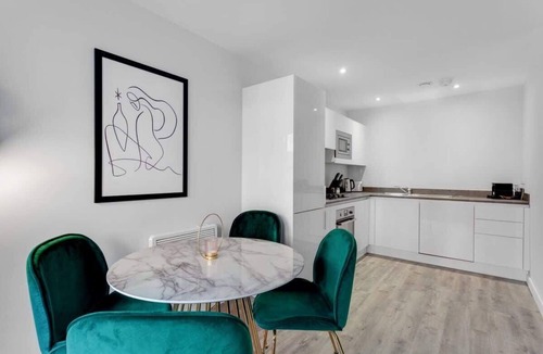 Bordesley Apartment | Spacious 2 Bed Flat In Birmingham With Parking