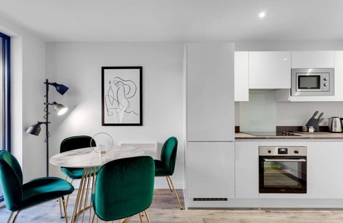 Bordesley Apartment | Spacious 2 Bed Flat In Birmingham With Parking