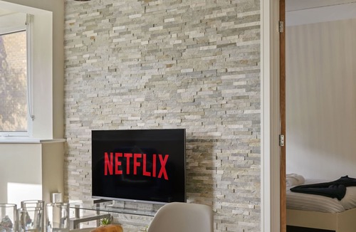 Rotherham Condo | Spacious 2 bedroom Catterick Flat | Free Parking