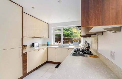 Edgbaston Apartment | Spacious 2 Bed Home with Parking Near City Centre