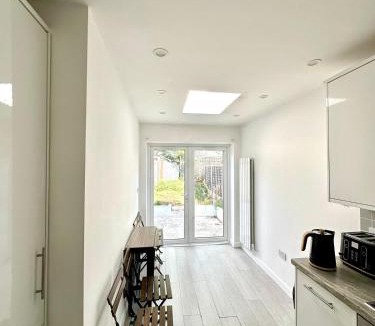 Bensham Manor Apartment | Spacious 2-Bed Home with Garden