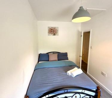 Bensham Manor Apartment | Spacious 2-Bed Home with Garden