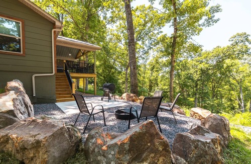 Steelville Cabin | Spacious 2 bed, Hot tub, beautiful back deck overlooking Meramec River