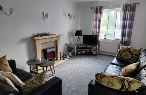 Bickershaw House | Spacious 2 bed house for commuters