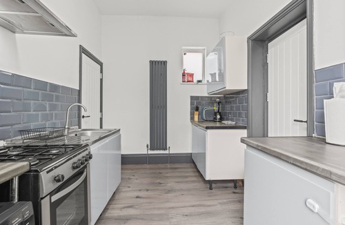 Moseley Apartment | Spacious 2 Bed in Moseley | B13 Work and Leisure