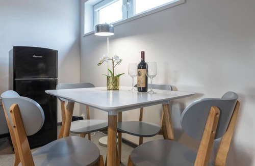 Peterborough Apartment | Spacious 2 bed, Netflix, Parking