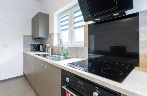 Peterborough Apartment | Spacious 2 bed, Netflix, Parking