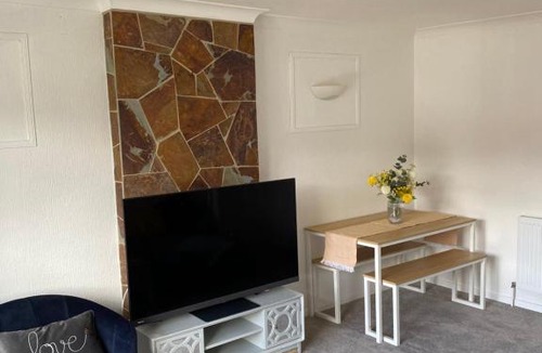 Ruddington Apartment | Spacious 2 Bed Village Flat sleeps 4/6