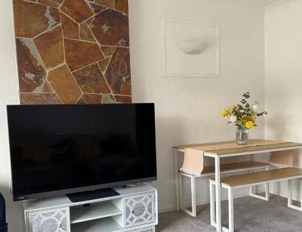 Ruddington Apartment | Spacious 2 Bed Village Flat sleeps 4/6