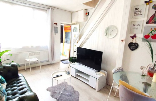 Gascoigne Apartment | Spacious 2-Bedroom Home with Garden in Barking