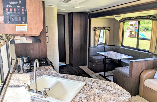 Wheatland House | Spacious 2 Bedroom Bunkhouse RV, Farm View, Family and Dog Friendly
