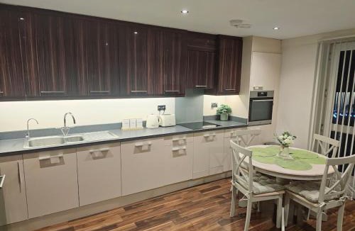 Edgware Apartment | Spacious 2-bedroom Flat, Edgware London