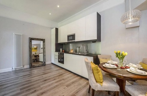 Ealing Common Apartment | Spacious 2-Bedroom Flat with 3 Beds in Ealing, W5