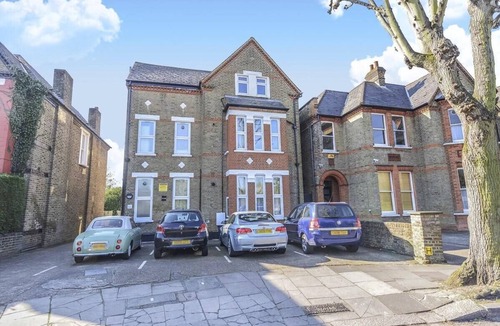 Ealing Common Apartment | Spacious 2-Bedroom Flat with 3 Beds in Ealing, W5