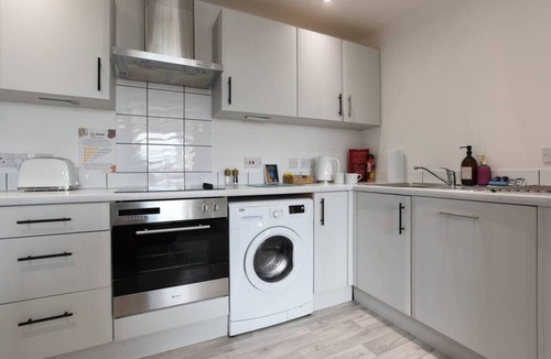 Portsmouth Apartment | *Spacious 2 Bedroom, 2 Bathroom Flat with Parking*