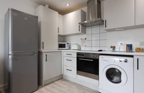 Portsmouth Apartment | *Spacious 2 Bedroom, 2 Bathroom Flat with Parking*