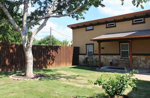 Buda House | Spacious 2-bedroom house in lovely Buda with fitness room, office, and 2 patios!