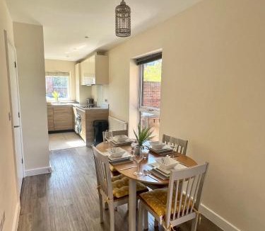 Chatham House | Spacious 2-bedroom house with free parking