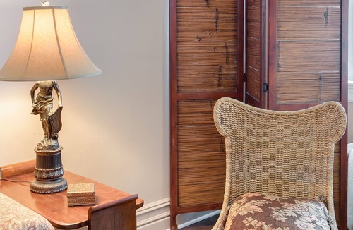 East Avenue House | Spacious 2 Bedroom in 1910 Tudor House