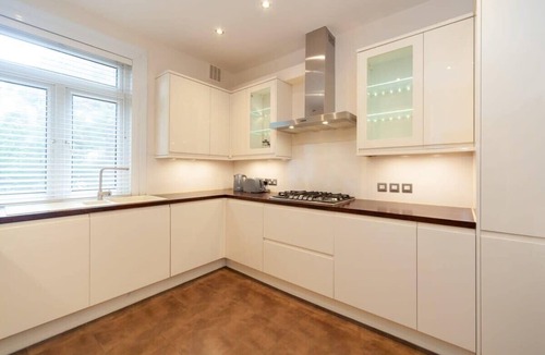 Stratford Apartment | Spacious 2 Bedroom Maisonette in Stratford