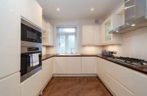 Stratford Apartment | Spacious 2 Bedroom Maisonette in Stratford