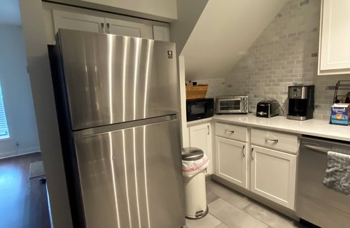 Old Town Triangle Apartment | Spacious 2 Bedroom unit with a Free Parking Spot