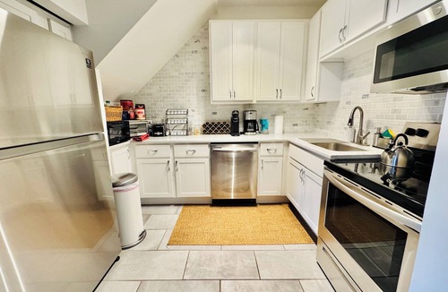 Old Town Triangle Apartment | Spacious 2 Bedroom unit with a Free Parking Spot