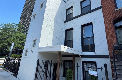 Old Town Triangle Apartment | Spacious 2 Bedroom unit with a Free Parking Spot