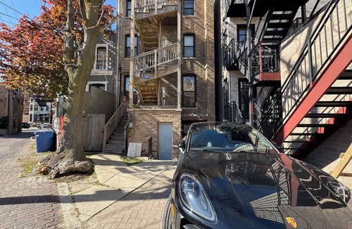 Old Town Triangle Apartment | Spacious 2 Bedroom unit with a Free Parking Spot