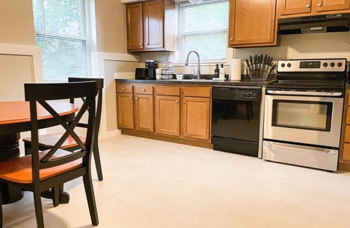 Spring Grove Village House | * Spacious 2 bedroom with 2 Tvs*