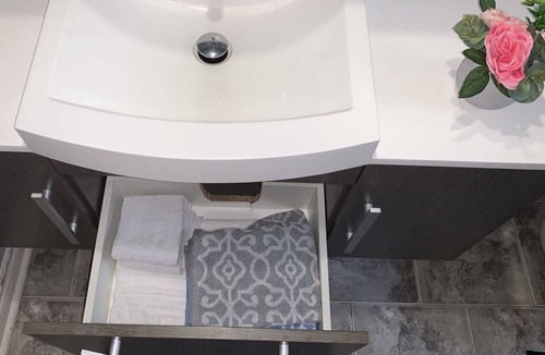 Whitby Apartment | Spacious 2 beds Apartment in Downtown Whitby