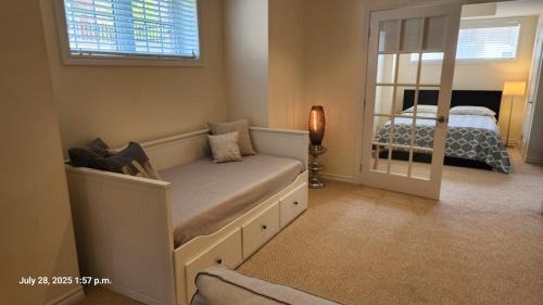 Richmond Hill Apartment | Spacious 2 BR, 3 beds, sleeps 6, kitchen, laundry