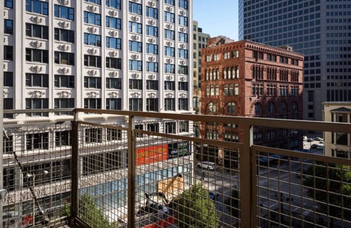 Downtown St. Louis Apartment | Spacious 2 BR Apt with Full Kitchen