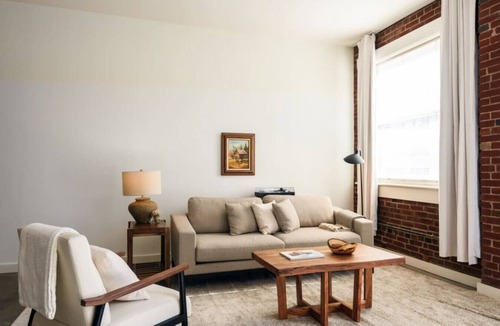 Downtown St. Louis Apartment | Spacious 2 BR Apt with Full Kitchen