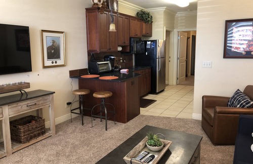 Auburn Condo | Spacious 2 BR Condo a Few Blocks From the Stadium - Book now for Camp War Eagle!