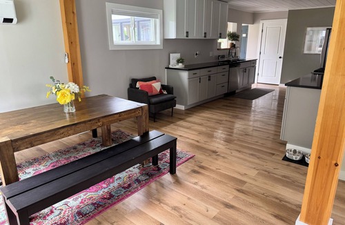 Malletts Bay House | Spacious 2 BR Cottage house - Lake views - beach access.