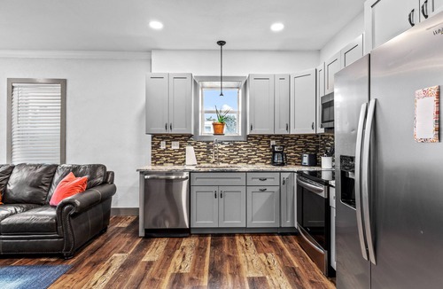 St. Louis Apartment | Spacious 2 BR★Sleep 4★Central Location★Parking