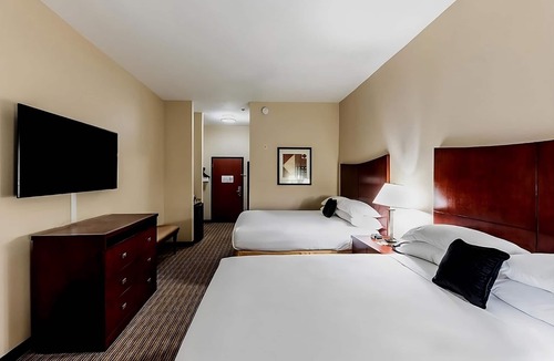 Mineral Wells Hotel | Spacious 2 King Beds Room w/Free Parking + Breakfast! Near Clark Gardens
