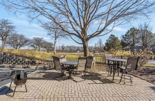 Vernon Hills Apartment | Spacious 2 Queen Beds,Nsmk|Kitchen|Studio 6 Vernon Hills