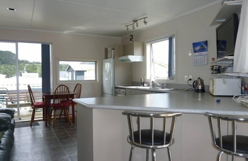 Urenui House | Spacious 2 storey Bach