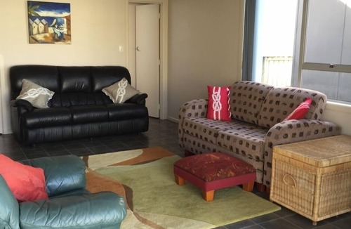 Urenui House | Spacious 2 storey Bach