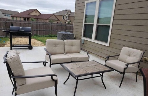 Southside House | Spacious 2 Story Corner Home (Lackland AFB BMT)