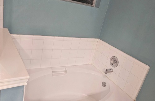 Spring House | Spacious 2140sqft 4-bedroom house with AC, WiFi. NO PARTIES/SMOKING.
