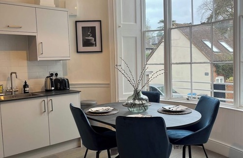 Tring Apartment | Spacious 2B Flat in Clement House