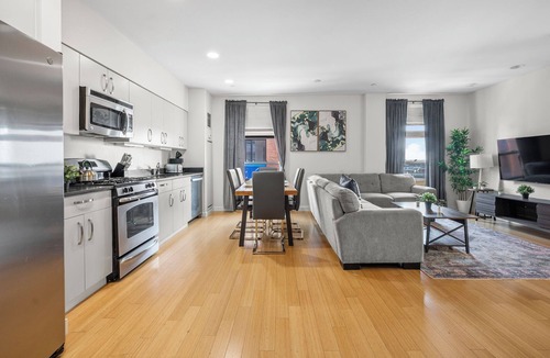 South of Washington Apartment | Spacious 2bd/2ba in Southend 9638