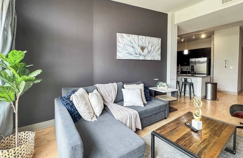 Deep Ellum Apartment | Spacious 2BD Deep Ellum Stay with Pool Gym Parking