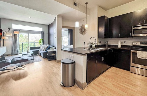 Deep Ellum Apartment | Spacious 2BD Deep Ellum Stay with Pool Gym Parking